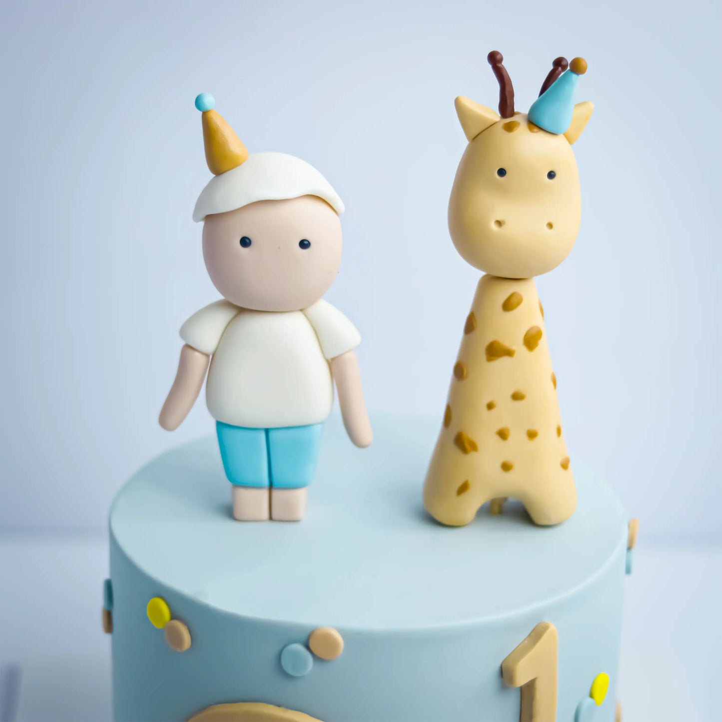 Giraffe and the little boy cake