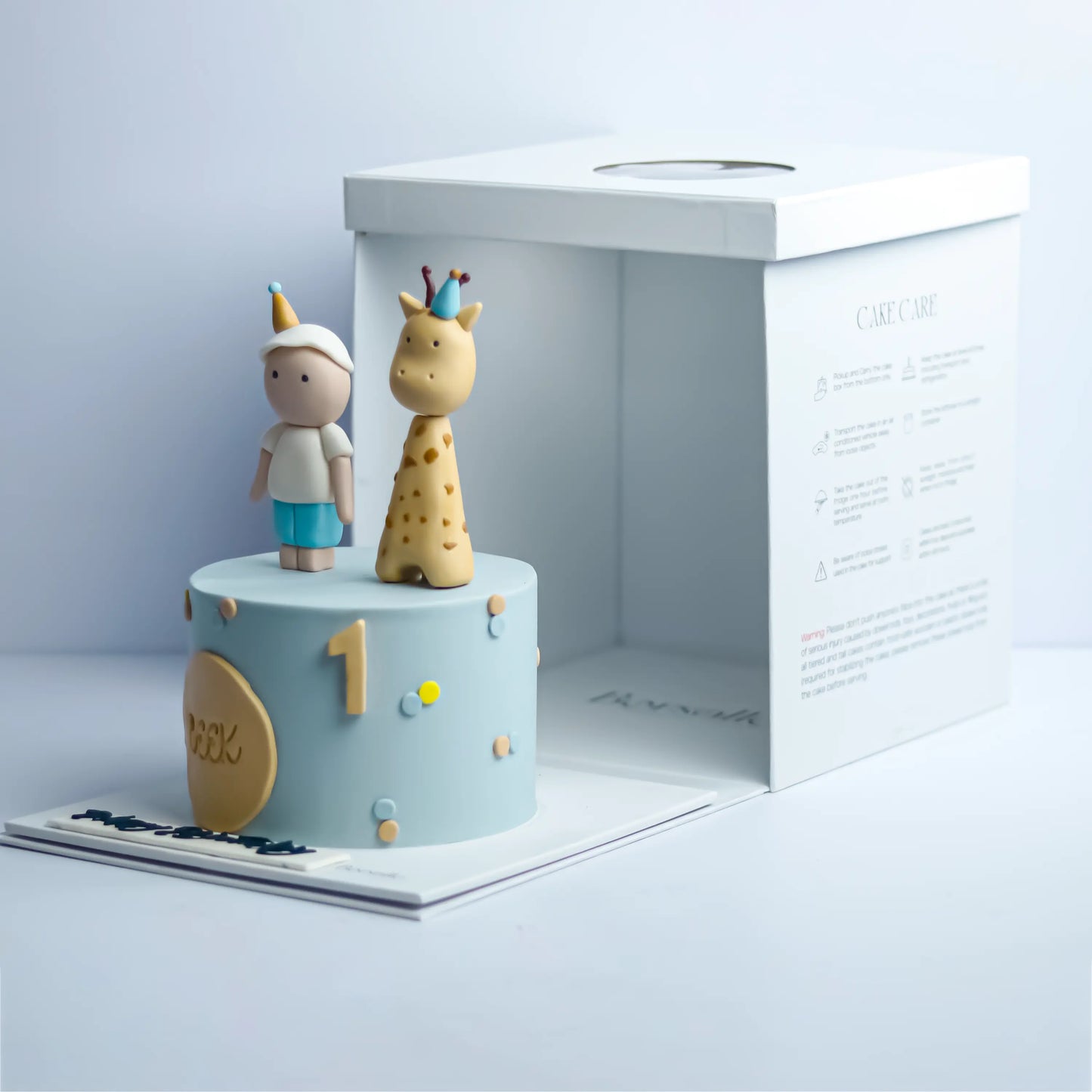 Giraffe and the little boy cake