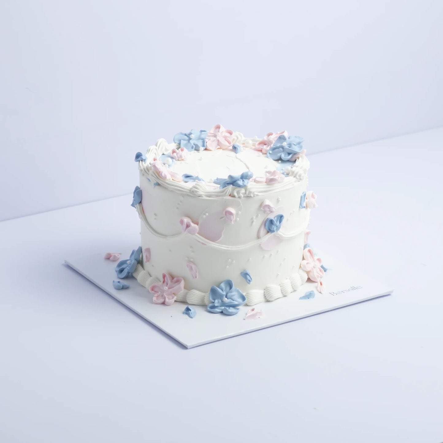 Minimal Vintage Cake
