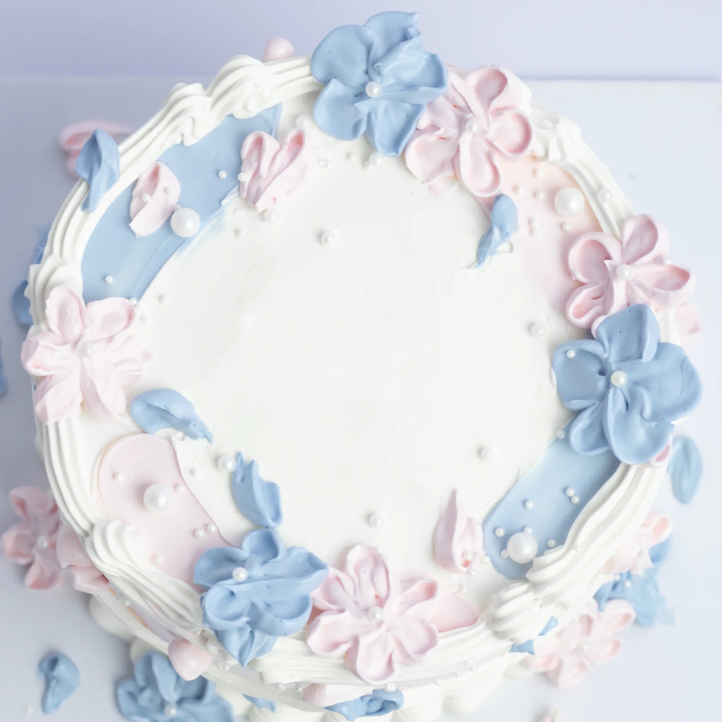 Minimal Vintage Cake