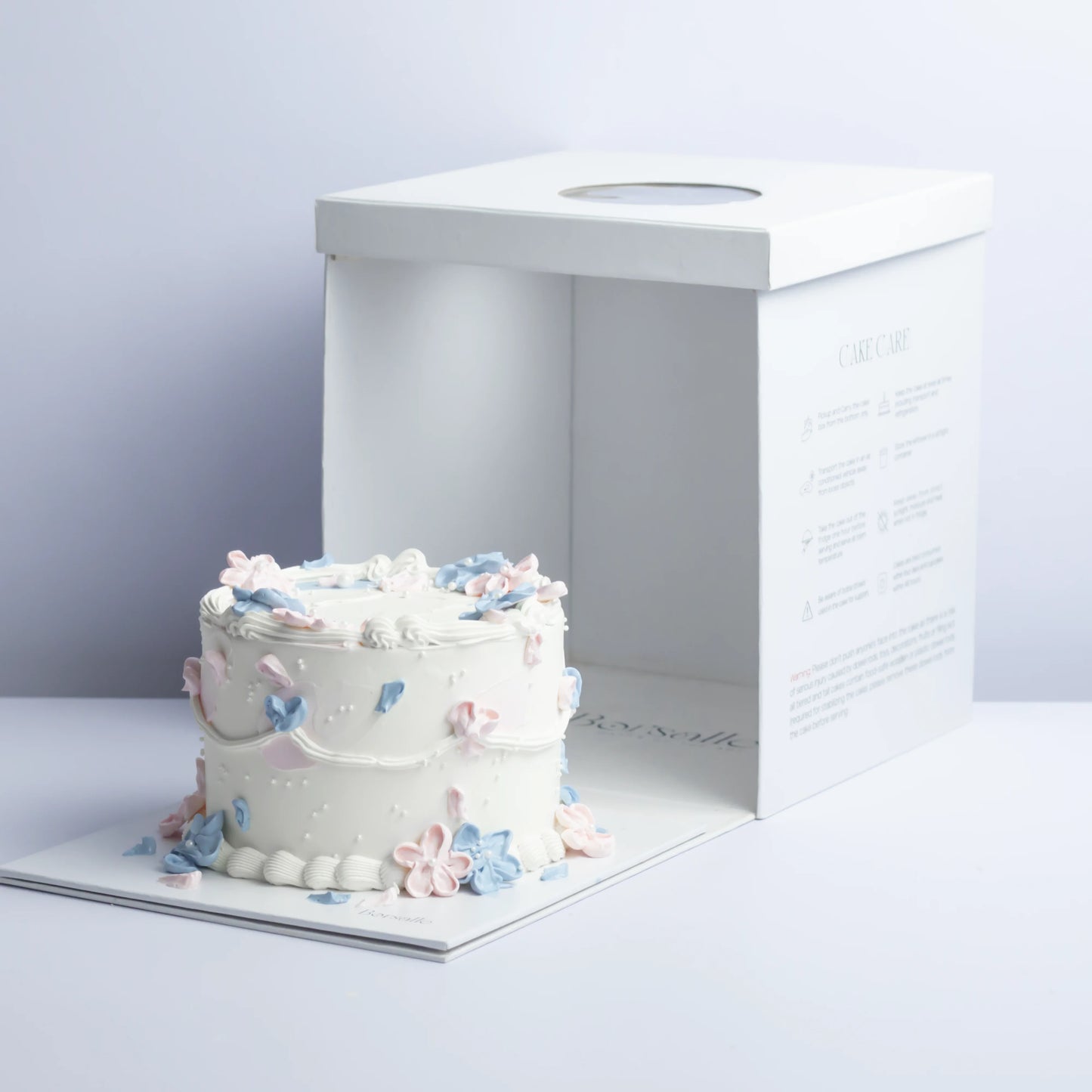 Minimal Vintage Cake