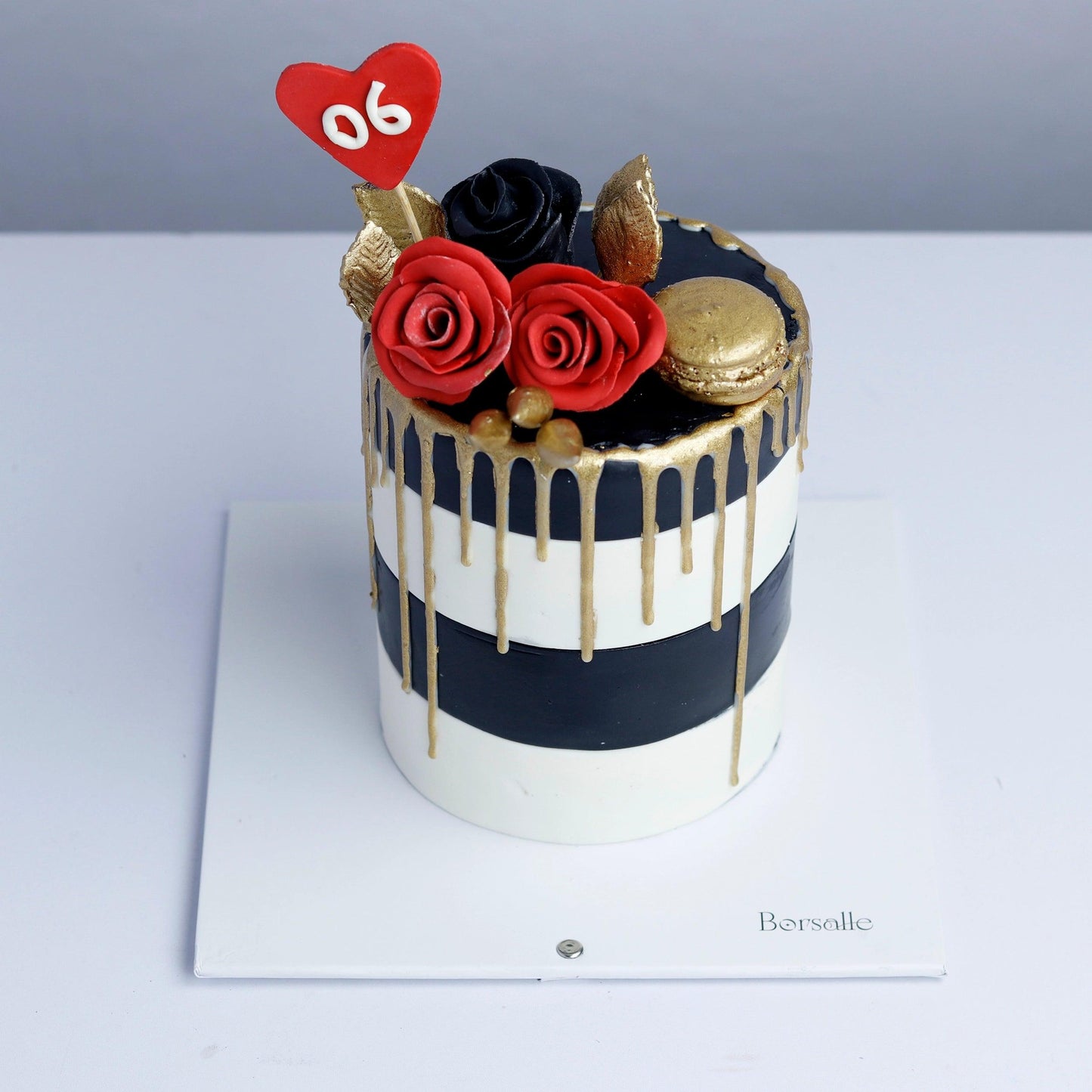 Black Velvet Floral Cake - Borsalle